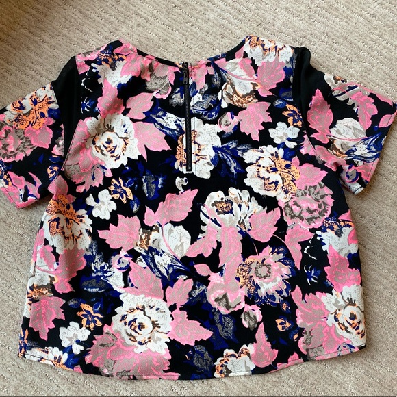 Floral Cropped Blouse with Mesh Detail - Picture 3 of 5